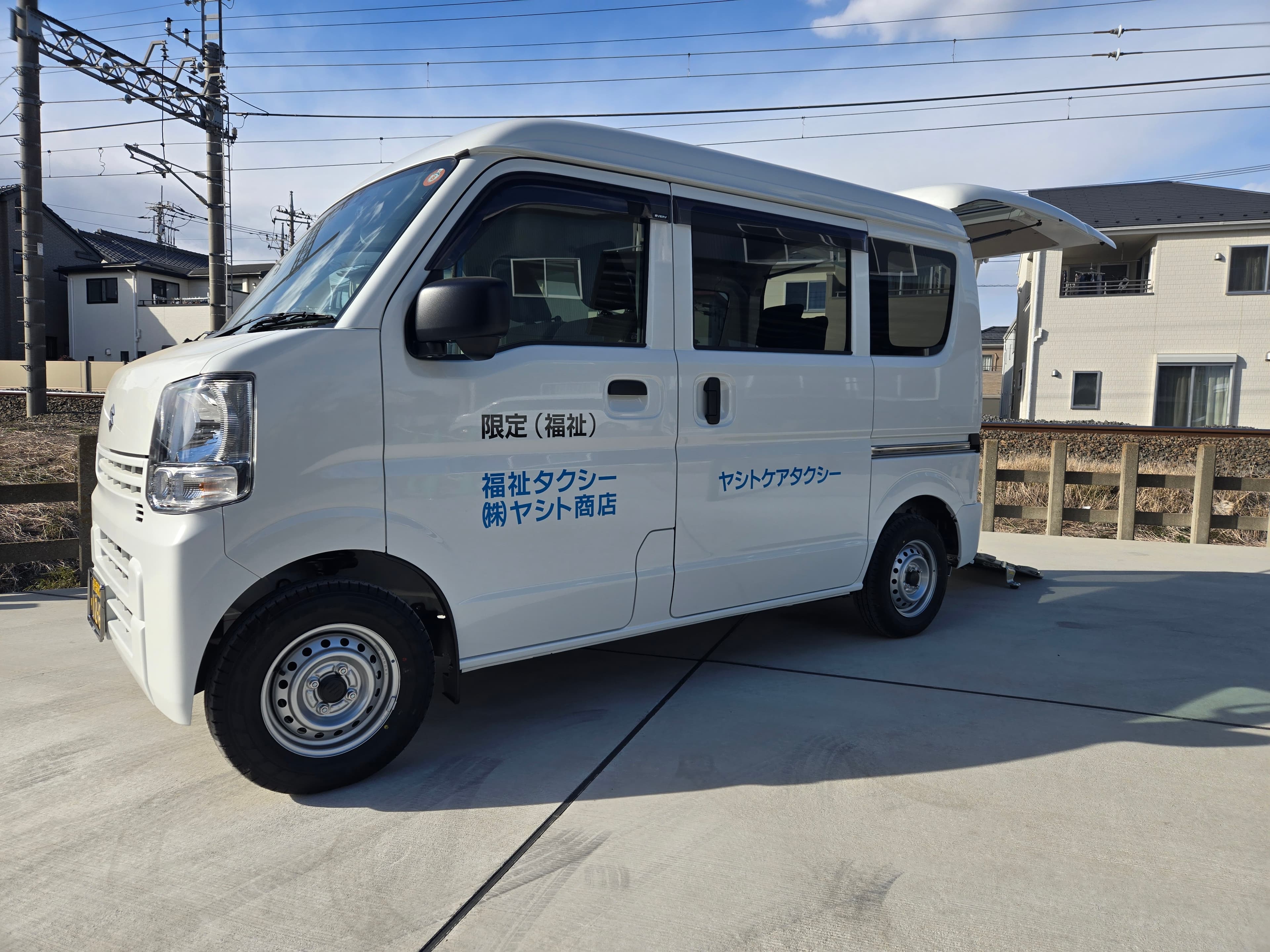 ヤシトケアタクシーの軽福祉車両の側面