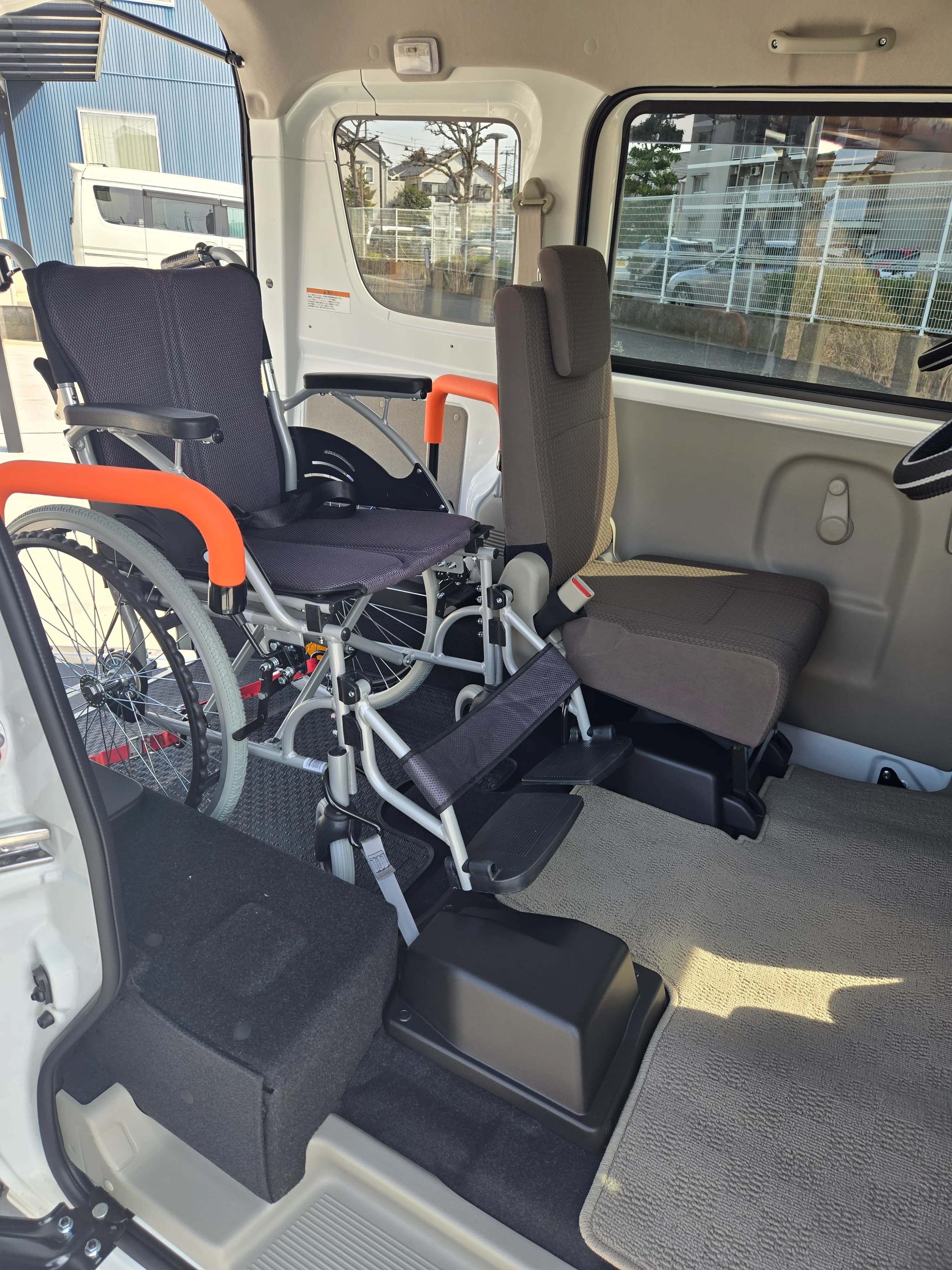 車内に車椅子を固定した福祉車両の様子