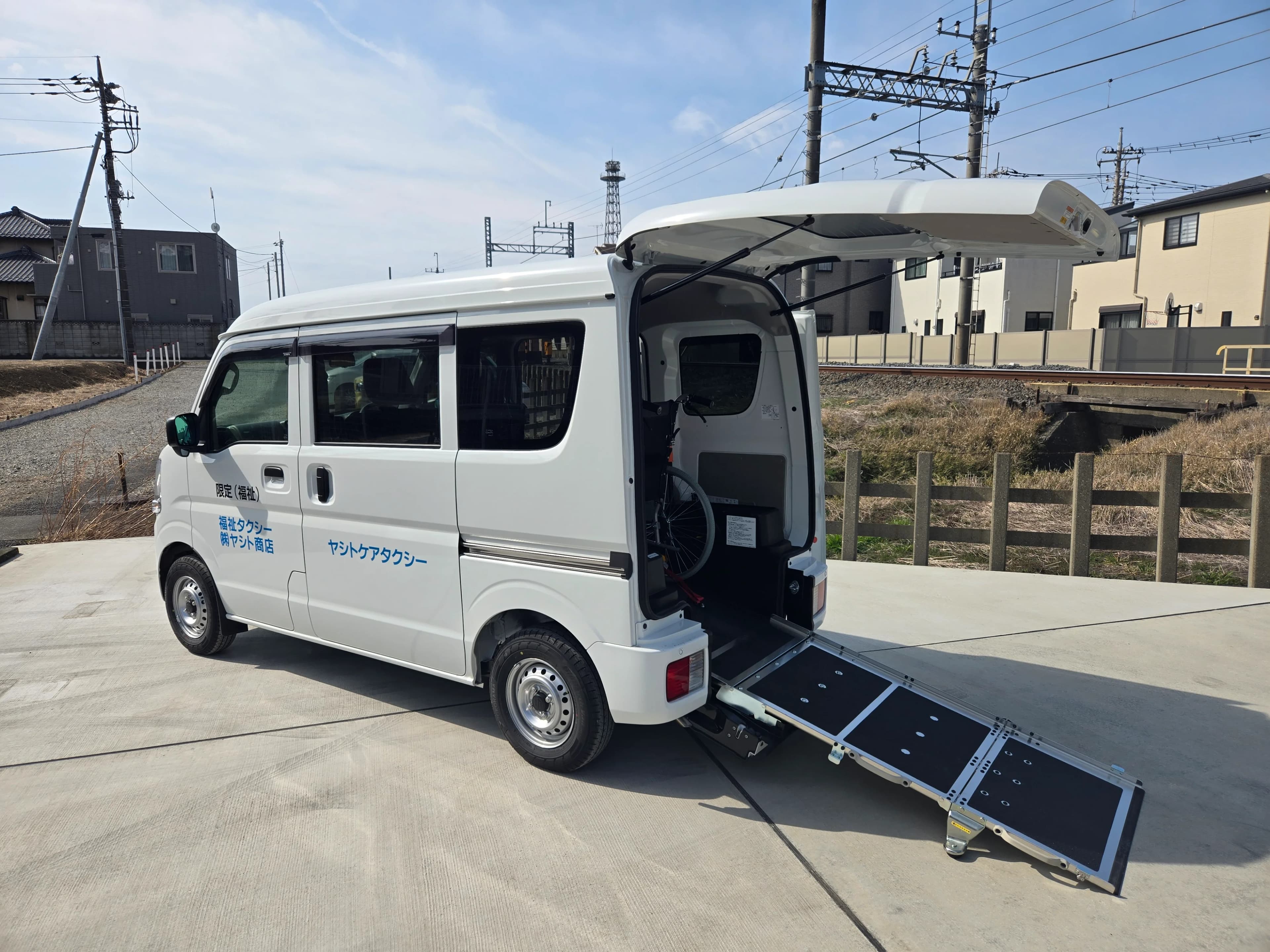 スロープを展開したヤシトケアタクシーの福祉車両